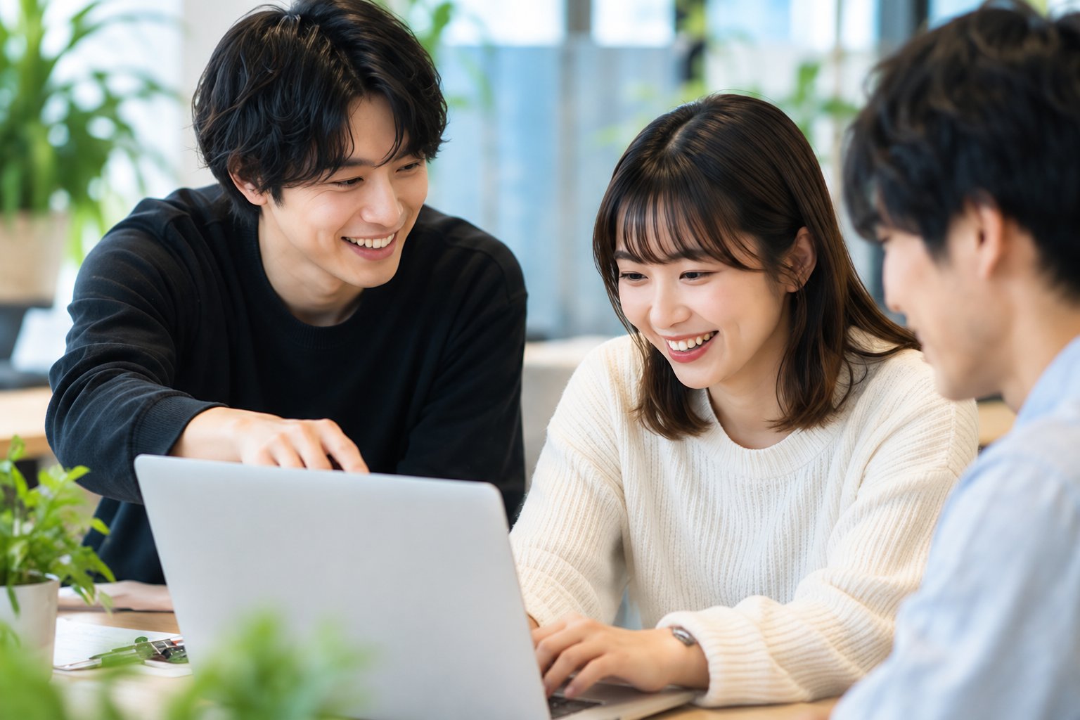 ノートPCを囲んで話しながら学ぶソラすくの様子
