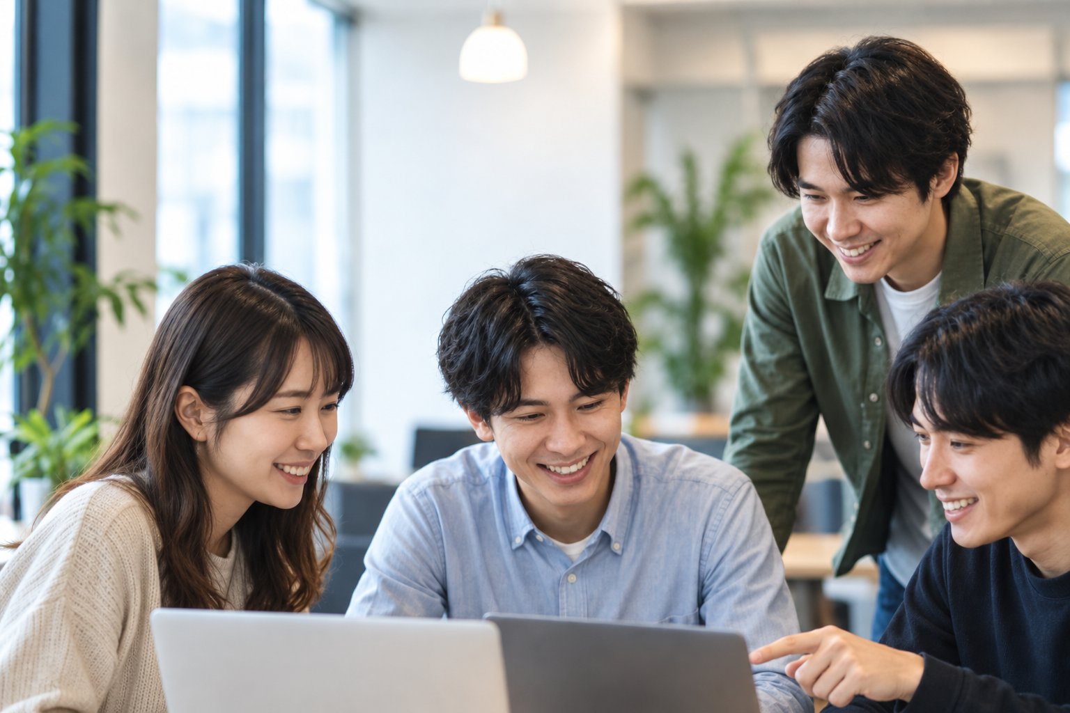 ノートPCを囲んで一緒に学ぶ4人